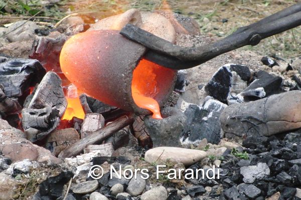 Nors Farandi - Giessvorgang in Lehmform